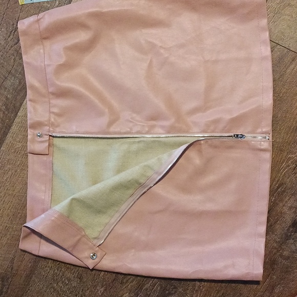 Pink vegan leather zip front skirt❤️❤️❤️ - Picture 7 of 7
